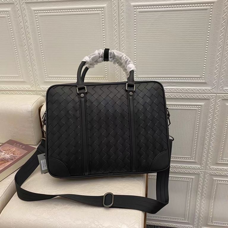 ￥Bv Men's Bags Briefcases Men's Handbags Because every cell in their body is full of youthful vitality, the quality of life pursued is the quality of life, a mature state of mind, imported waxed cowhide wide stripes wove