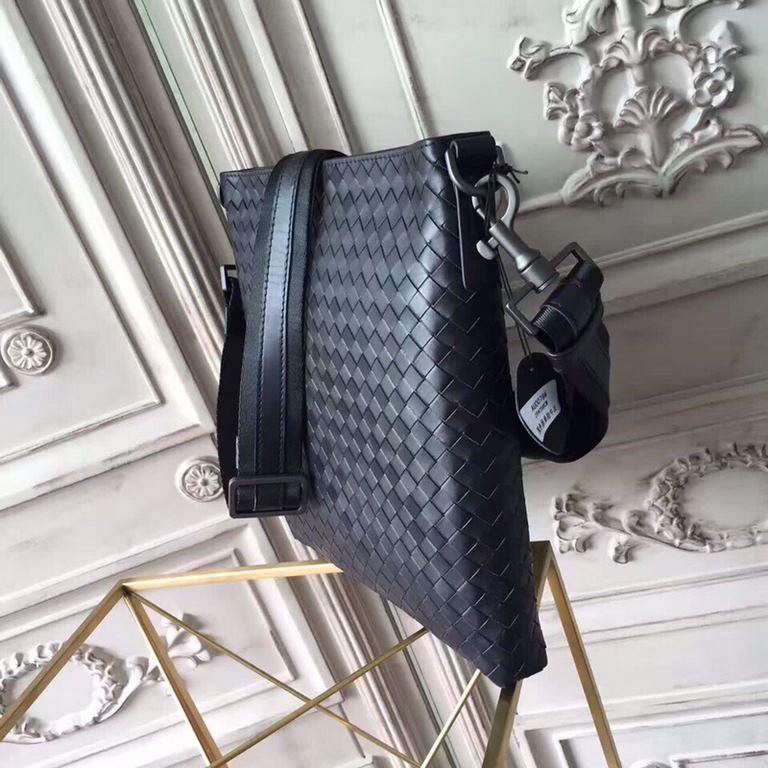 Men's Crossbody Bag New Counter Weaving Craftsmanship Following the tradition of focusing on quality    Selected Tire Cowhide Material Matte Material The more you use it, the shinier it gets Hand-woven  Clean style Ample