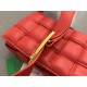 Bv 2022 FallWinter New Cassette Medium Pillow Bag 717506 The classic woven craftsmanship and chubby padded design of the pillow bag has developed into a family series and has become the ace of the new Bottega bags   Fash