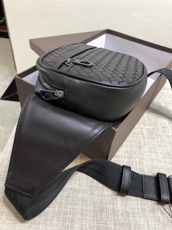 New Crafted Chest Bag   Urbandoc style with novel Micro-Macro crafted design with meticulous attention to detail, presenting a shapely diamond intrecciato weave pattern. Crafted from supple cowhide leather, with 1 zipped