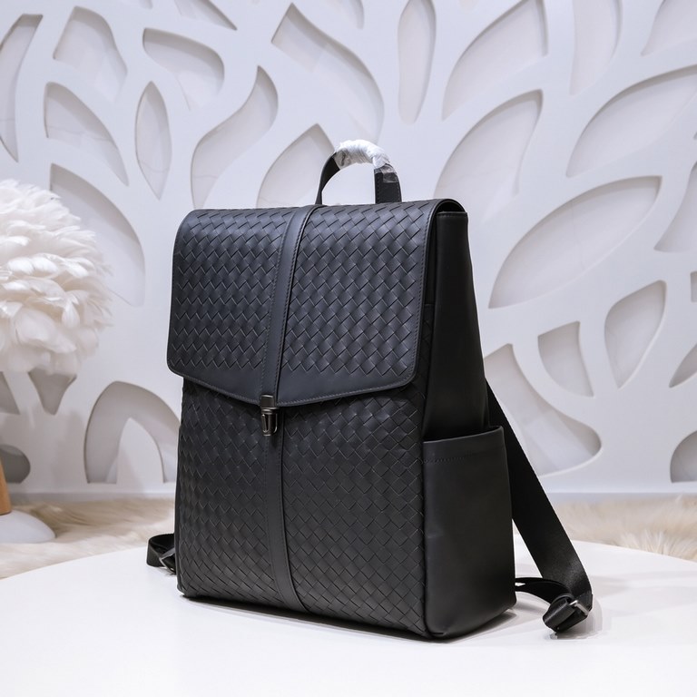 BV-latest men's shoulder bag   original quality official synchronization using the top waxed tire cowhide feel awesome counter original hardware unique design style perfect to the extreme details of the workmanship exqui