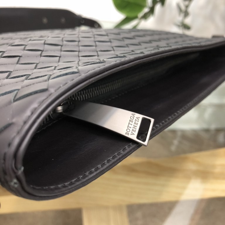 Men's Messenger Bag   Italy    Original Tire Cowhide Weaving Style Pure handmade weaving! Leather lining hardware original development Hardware pure steel Size 26＊27.5＊2.5cm