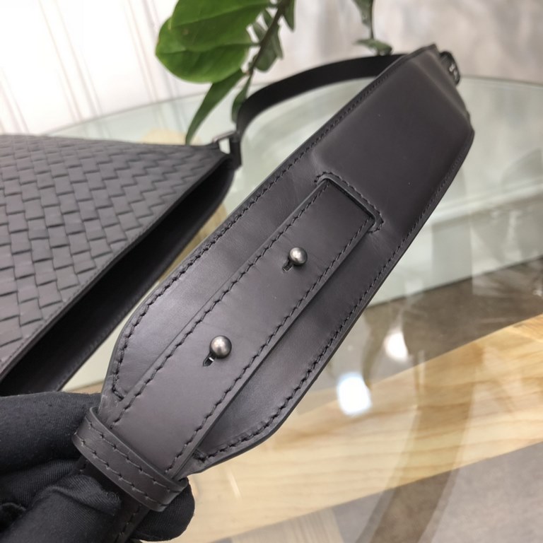 Men's Messenger Bag   Italy    Original Tire Cowhide Weaving Style Pure handmade weaving! Leather lining hardware original development Hardware pure steel Size 26＊27.5＊2.5cm