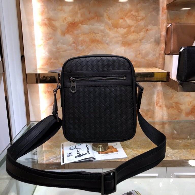 BV Men's Shoulder Small Crossbody Messenger Bag  Bag type are so simple no LOGO秘秘all the same for the world Upholding the traditional handmade  Imported waxed cowhide weaving gunmetal color electrophoresis accessories   