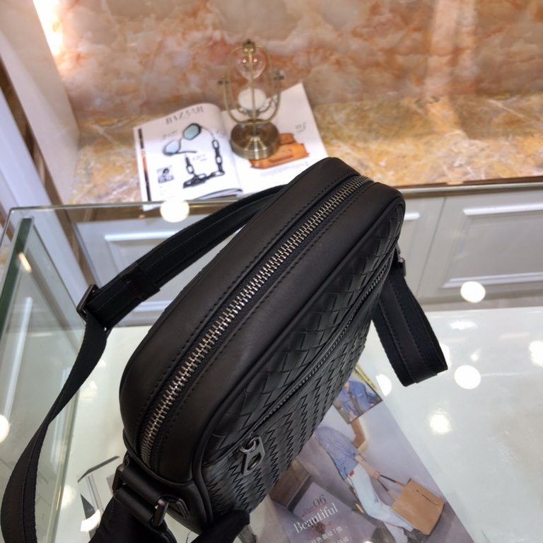 BV Men's Shoulder Small Crossbody Messenger Bag  Bag type are so simple no LOGO秘秘all the same for the world Upholding the traditional handmade  Imported waxed cowhide weaving gunmetal color electrophoresis accessories   