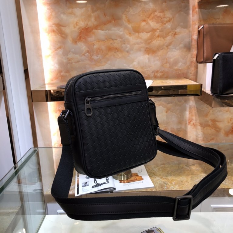 BV Men's Shoulder Small Crossbody Messenger Bag  Bag type are so simple no LOGO秘秘all the same for the world Upholding the traditional handmade  Imported waxed cowhide weaving gunmetal color electrophoresis accessories   