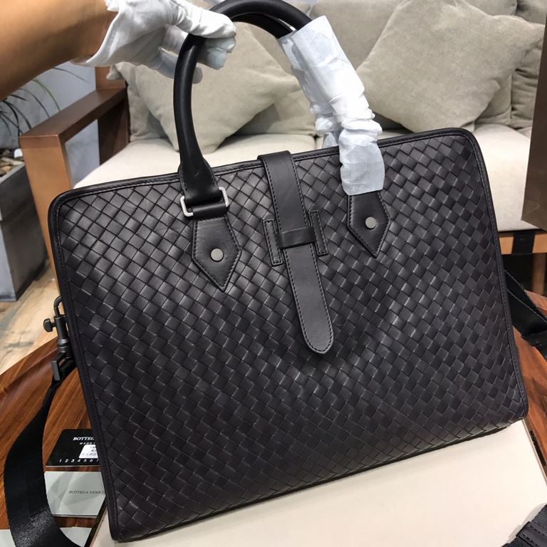 Woven briefcase Imported fetal cowhide leather hand-woven Zipper closure Highest quality on the net Size 397.530cm