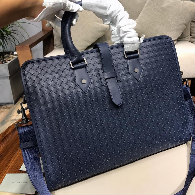 Woven briefcase Imported fetal cowhide leather hand-woven Zipper closure Highest quality on the net Size 397.530cm