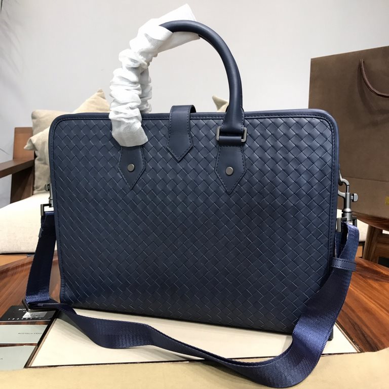 Woven briefcase Imported fetal cowhide leather hand-woven Zipper closure Highest quality on the net Size 397.530cm