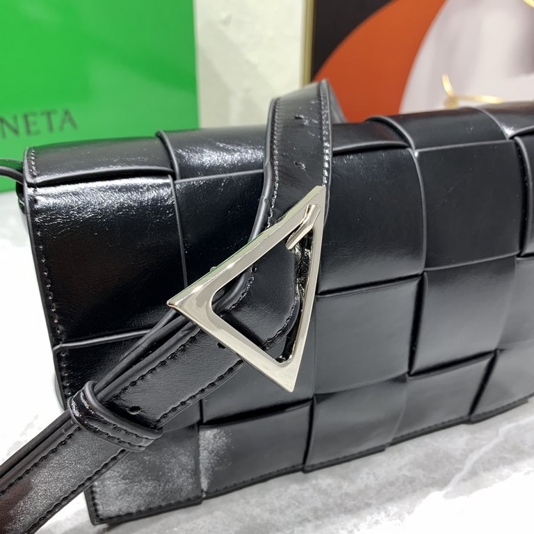 Bv Baodiejia new CASSETTE waxy leather cross-body bag, too suitable for summer, the new version of the shoulder strap to add the classic iconic triangular buckle, unisex models, boys and girls can handle it!Size 23x15x5.