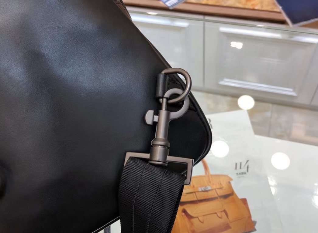 Bv men's bags chest bag, tend to be simple mainly leather is destined to become the focus  to details embellished with styling interpretation of men's fashion business style    imported waxed cowhide calm and low-key pra