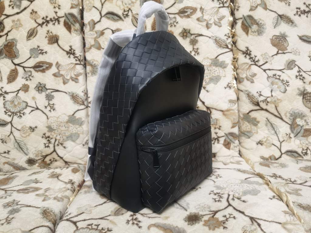 80188108B new woven calfskin shoulder bag ~ ~ ~ ~ iconic intrecciato 15 woven craftsmanship, exquisite interpretation of the new size, front zipper pocket, adjustable padded shoulder strap, inner space for organizing tab