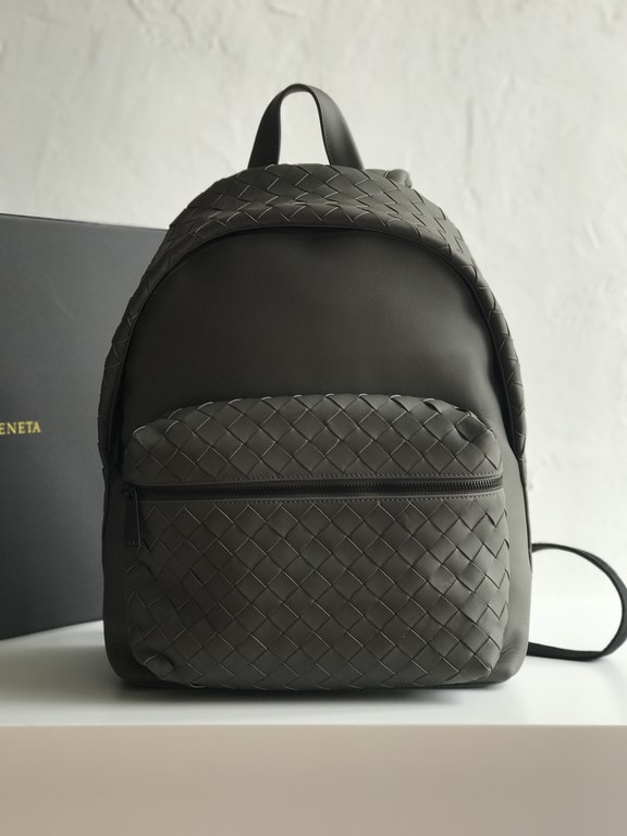 2020 New  Braided Calfskin Backpack 70078                This duffel bag continues the previous iconic weaving process, from the previous 1cm woven leather strips width changed to 1.5cm, so that the weaving elements ampl