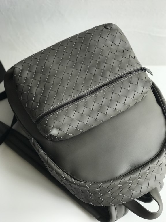 2020 New  Braided Calfskin Backpack 70078                This duffel bag continues the previous iconic weaving process, from the previous 1cm woven leather strips width changed to 1.5cm, so that the weaving elements ampl