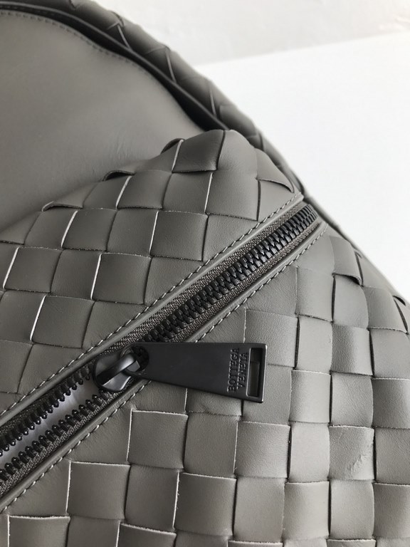 2020 New  Braided Calfskin Backpack 70078                This duffel bag continues the previous iconic weaving process, from the previous 1cm woven leather strips width changed to 1.5cm, so that the weaving elements ampl