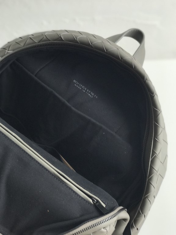 2020 New  Braided Calfskin Backpack 70078                This duffel bag continues the previous iconic weaving process, from the previous 1cm woven leather strips width changed to 1.5cm, so that the weaving elements ampl