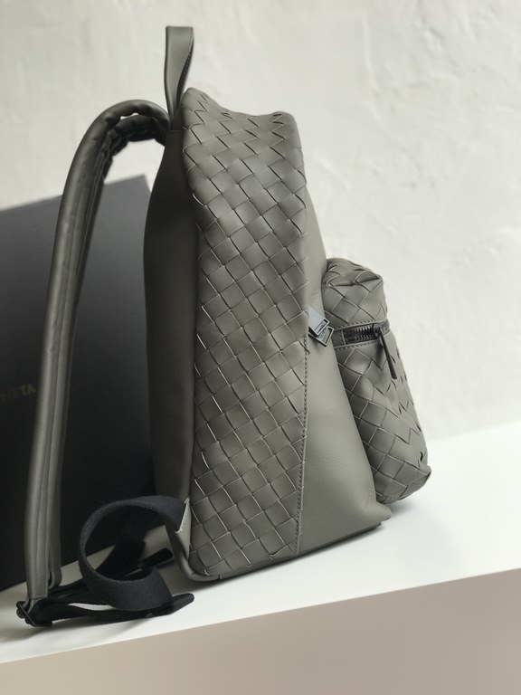 2020 New  Braided Calfskin Backpack 70078                This duffel bag continues the previous iconic weaving process, from the previous 1cm woven leather strips width changed to 1.5cm, so that the weaving elements ampl