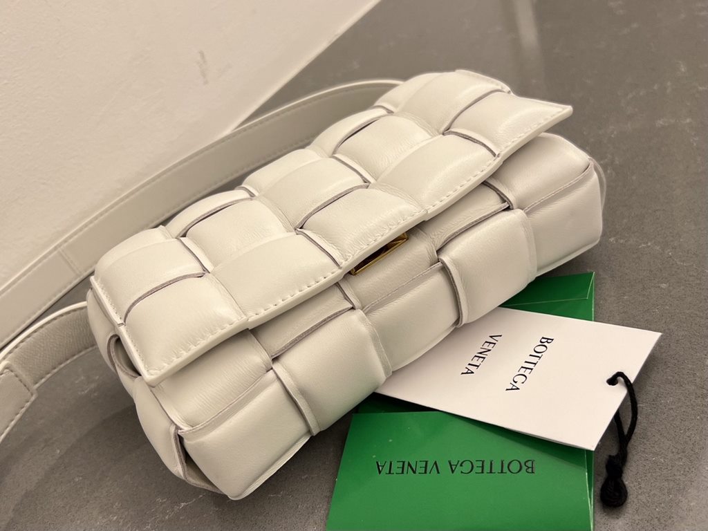 Bv 2022 FallWinter New Cassette Medium Pillow Bag 717506 The classic woven craftsmanship and chubby padded design of the pillow bag has developed into a family series and has become the ace of the new Bottega bags   Fash