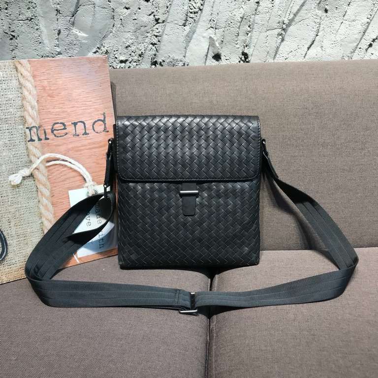 BV-latest men's crossbody bag   original quality official synchronization using the top waxed tire cowhide feel awesome counter original hardware unique design style perfect to the extreme details of the workmanship exqu