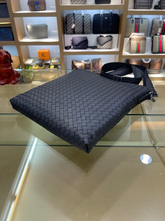 Model L8003 # top original single goods BV counter classic models, Guo Tao with the same models, head layer fetal cowhide, high-end atmosphere, fashion and taste, using smooth zipper, Italian calf leather, soft and comfo