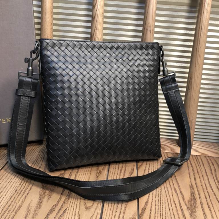 Because every cell in their body is full of youthful vigor, the pursuit of the quality of life, a mature state of mind, imported Italian fetal cowhide crossbody bag, fashionable casual sunshine, small 26.5  28  3