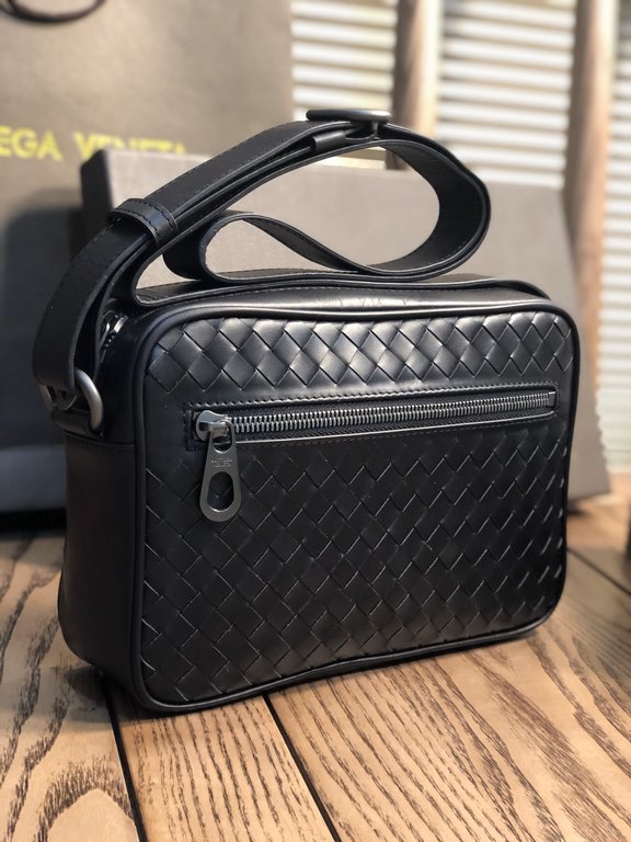 Men's crossbody bag top tire cowhide small bag, bag type are so simple No LOGO, the same for the world to know  adhering to the traditional handmade, tire cowhide seamless weaving gunmetal color electrophoresis accessori