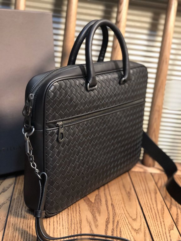 Because every cell in their body is full of youthful vigor, the pursuit of the quality of life, is a mature state of mind, imported fetal cattle briefcase, fashion casual sunshine, size, 37  27  5