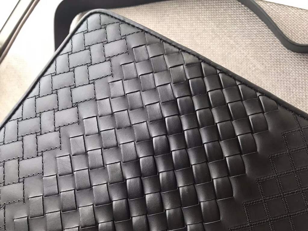 Made in Italy customized original fetal cowhide, handmade 3D view weaving B series of strong most difficult to make products bag shaping perfect Leather soft and tough   feel   low-profile temperament personality high me