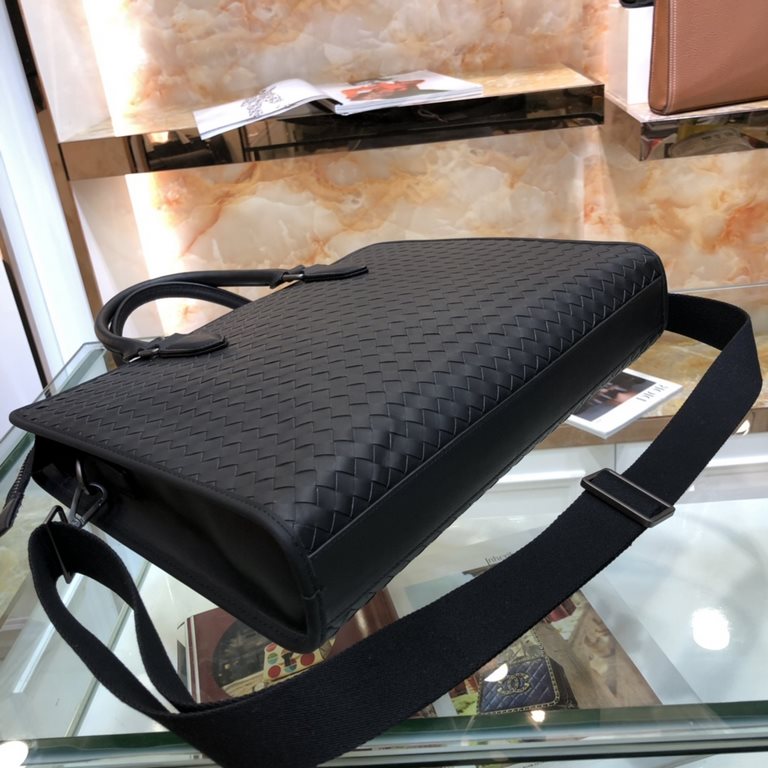 Bv   Bottega   original single real shot    men's briefcase   using imported waxed cowhide leather hand-woven leather the more you use the more oily, delicate leather feel full of perfect, the bag's overall version of th