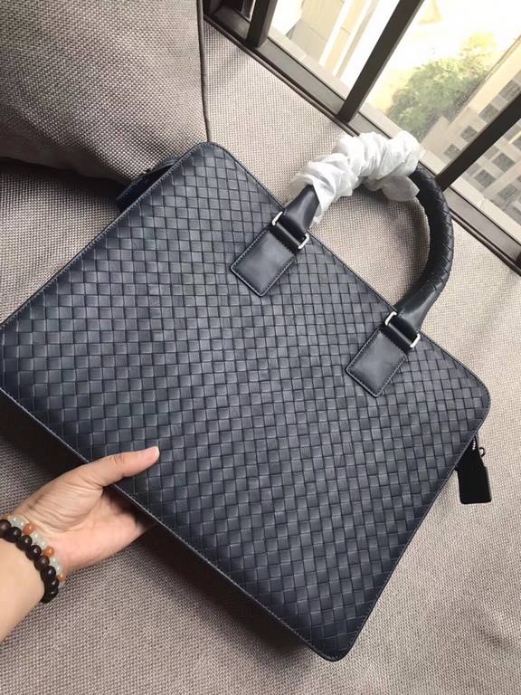 Casual bag   Italian customized fetal cowhide Leather is soft and comfortable, pure hand-woven to create a top briefcase, rich in three-dimensional sense, dense and orderly Size 38x9x29cm