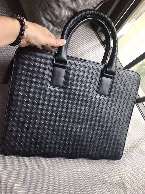 Casual bag   Italian customized fetal cowhide Leather is soft and comfortable, pure hand-woven to create a top briefcase, rich in three-dimensional sense, dense and orderly Size 38x9x29cm