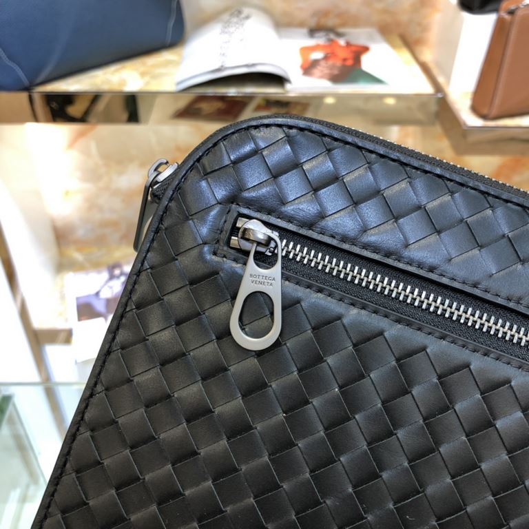 [WITH BOX] BV Woven Clutch Bag    Top imported waxed calf leather compilation, practical function and exquisite seven-letter pull design, directly captivate the man's heart. More convenient to carry Color Black, Size 30-