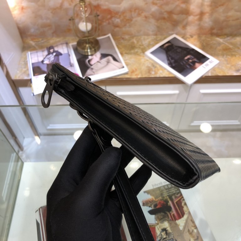 [WITH BOX] BV Woven Clutch Bag    Top imported waxed calf leather compilation, practical function and exquisite seven-letter pull design, directly captivate the man's heart. More convenient to carry Color Black, Size 30-