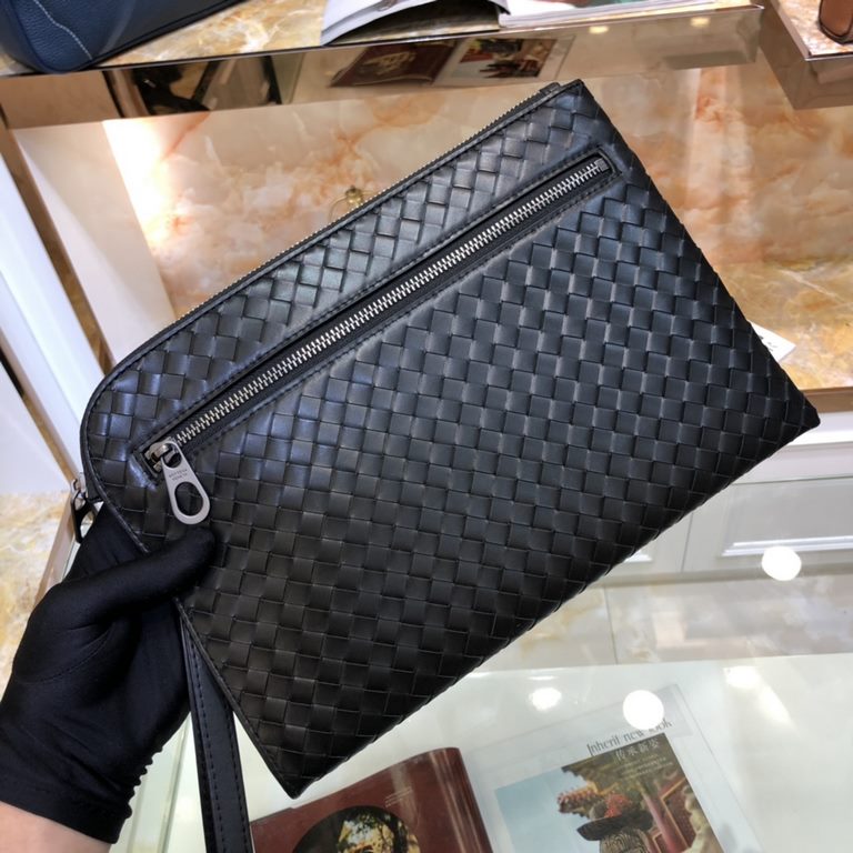 [WITH BOX] BV Woven Clutch Bag    Top imported waxed calf leather compilation, practical function and exquisite seven-letter pull design, directly captivate the man's heart. More convenient to carry Color Black, Size 30-