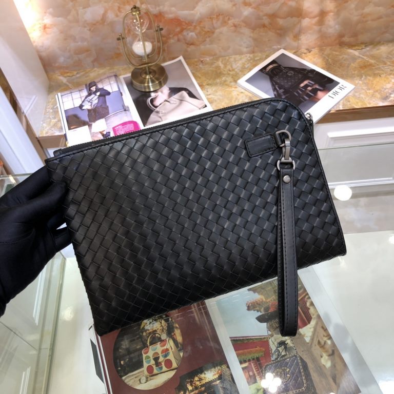 [WITH BOX] BV Woven Clutch Bag    Top imported waxed calf leather compilation, practical function and exquisite seven-letter pull design, directly captivate the man's heart. More convenient to carry Color Black, Size 30-