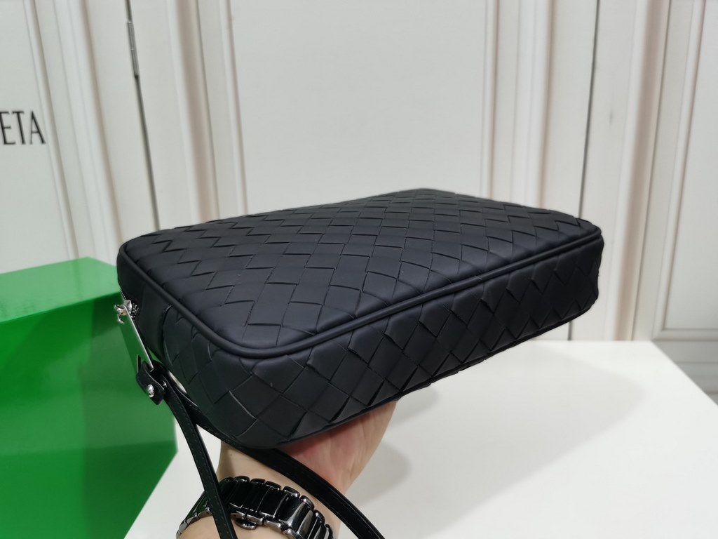 [BV Waxed Tire Cowhide Clutch] Explosion. Size 25x17x5cm- Zipper closure.- Interior lined with 1 insert pocket, 1 zipper pocket and internal pockets- Size is moderate, can organize cell phones and electronic products.- S