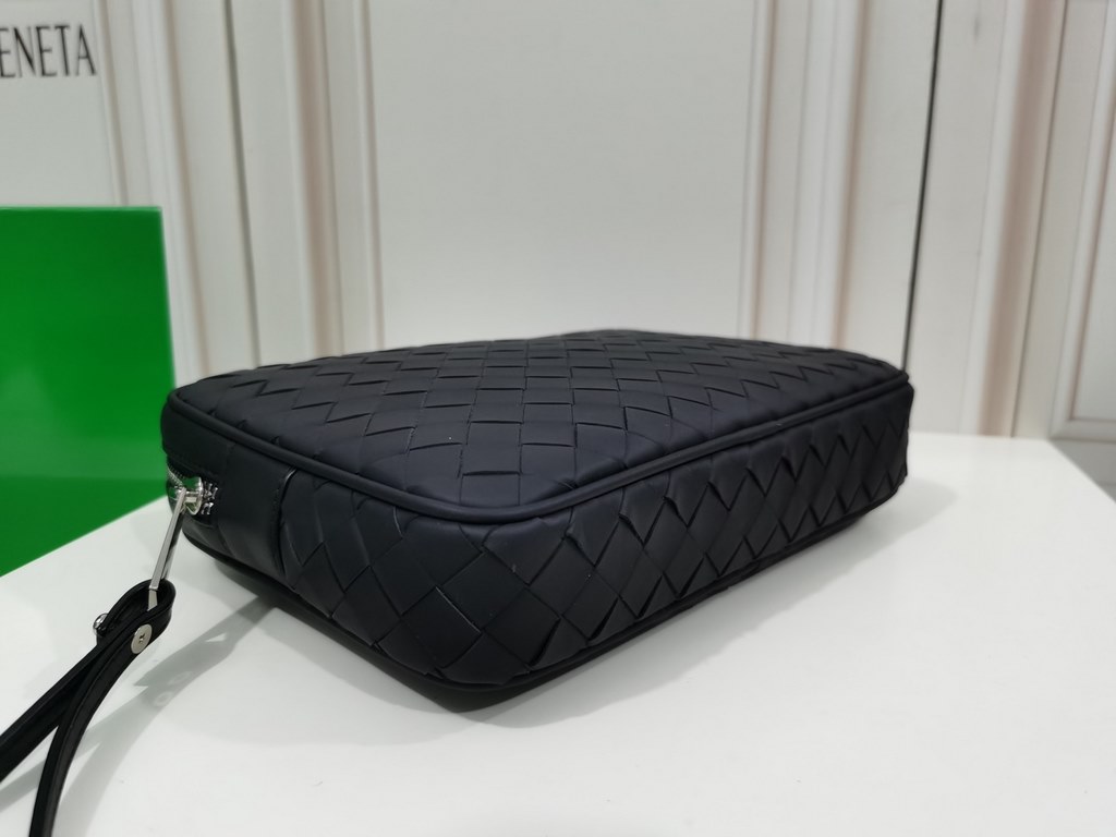 [BV Waxed Tire Cowhide Clutch] Explosion. Size 25x17x5cm- Zipper closure.- Interior lined with 1 insert pocket, 1 zipper pocket and internal pockets- Size is moderate, can organize cell phones and electronic products.- S