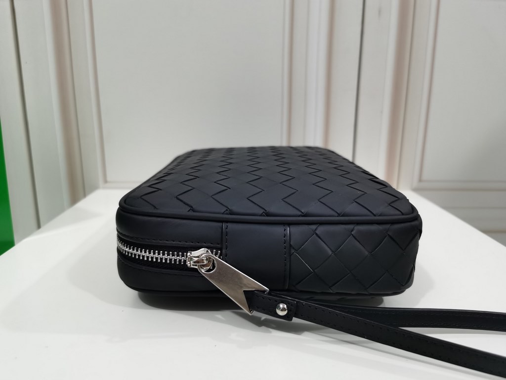 [BV Waxed Tire Cowhide Clutch] Explosion. Size 25x17x5cm- Zipper closure.- Interior lined with 1 insert pocket, 1 zipper pocket and internal pockets- Size is moderate, can organize cell phones and electronic products.- S