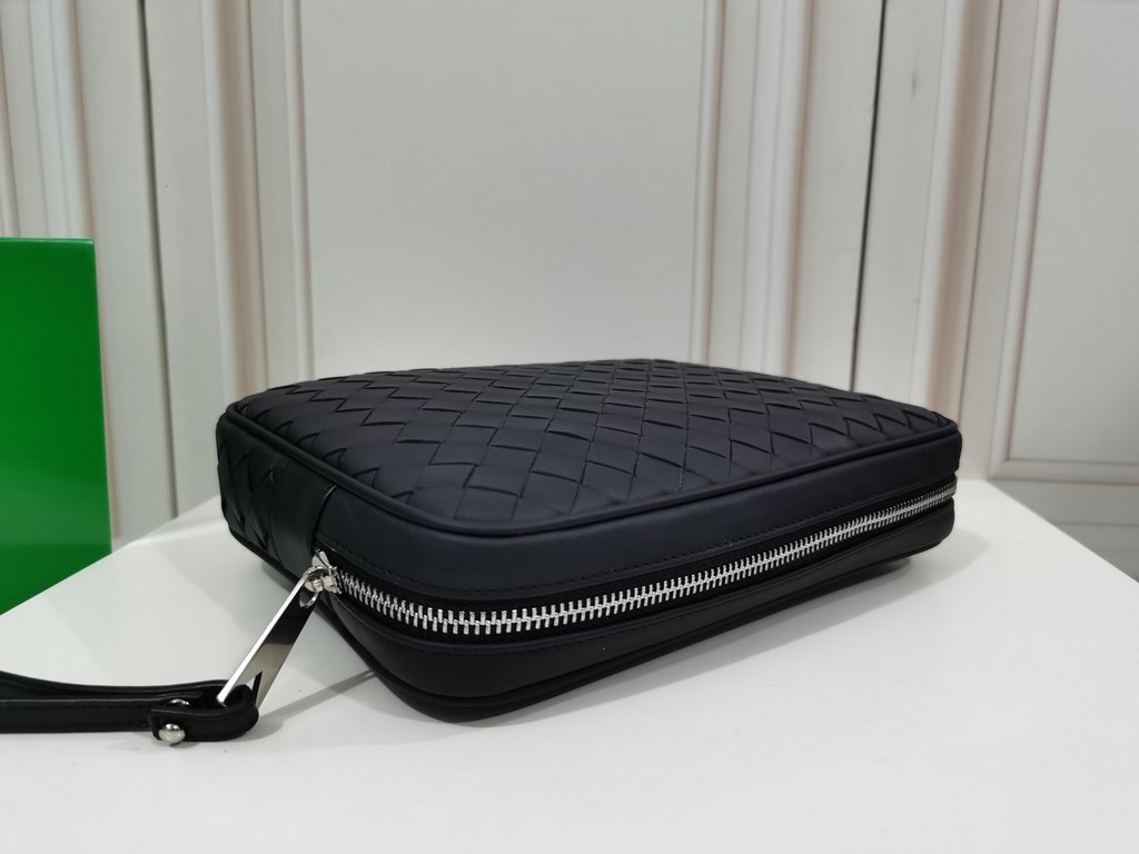 [BV Waxed Tire Cowhide Clutch] Explosion. Size 25x17x5cm- Zipper closure.- Interior lined with 1 insert pocket, 1 zipper pocket and internal pockets- Size is moderate, can organize cell phones and electronic products.- S