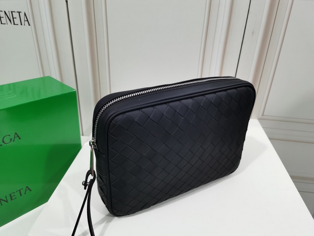 [BV Waxed Tire Cowhide Clutch] Explosion. Size 25x17x5cm- Zipper closure.- Interior lined with 1 insert pocket, 1 zipper pocket and internal pockets- Size is moderate, can organize cell phones and electronic products.- S