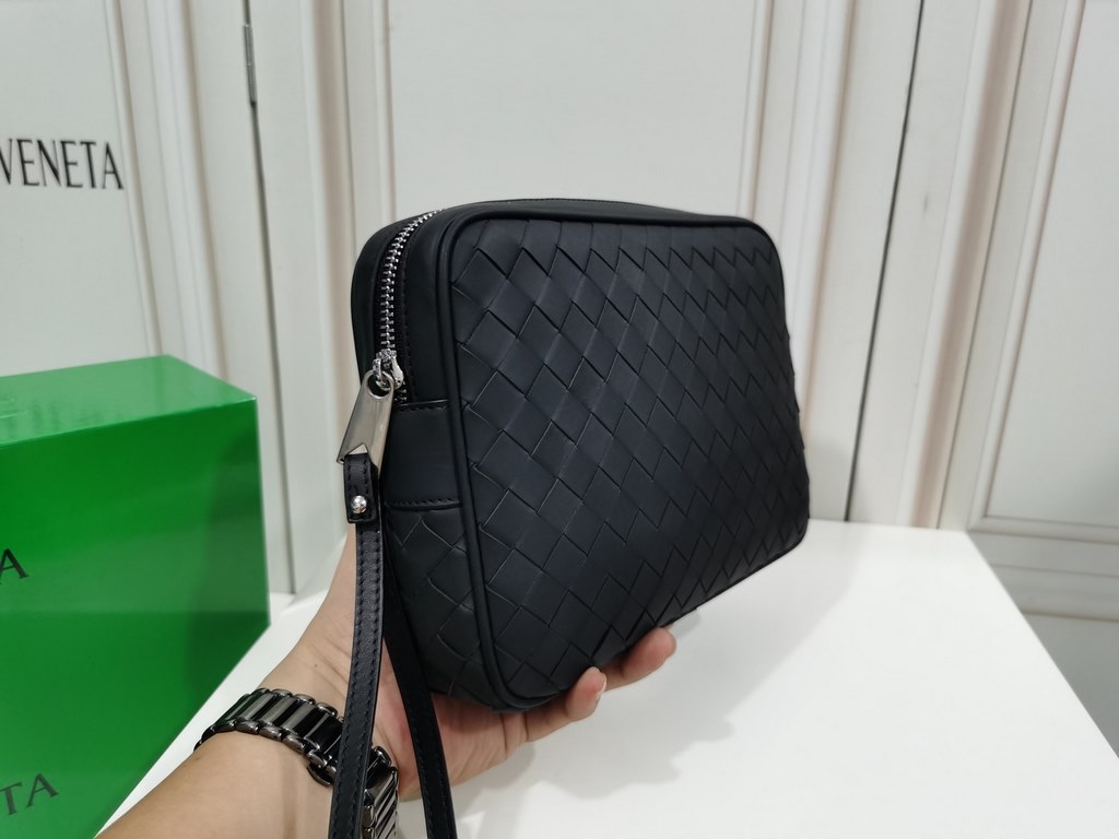 [BV Waxed Tire Cowhide Clutch] Explosion. Size 25x17x5cm- Zipper closure.- Interior lined with 1 insert pocket, 1 zipper pocket and internal pockets- Size is moderate, can organize cell phones and electronic products.- S