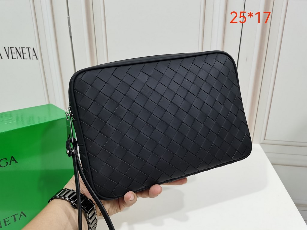 [BV Waxed Tire Cowhide Clutch] Explosion. Size 25x17x5cm- Zipper closure.- Interior lined with 1 insert pocket, 1 zipper pocket and internal pockets- Size is moderate, can organize cell phones and electronic products.- S