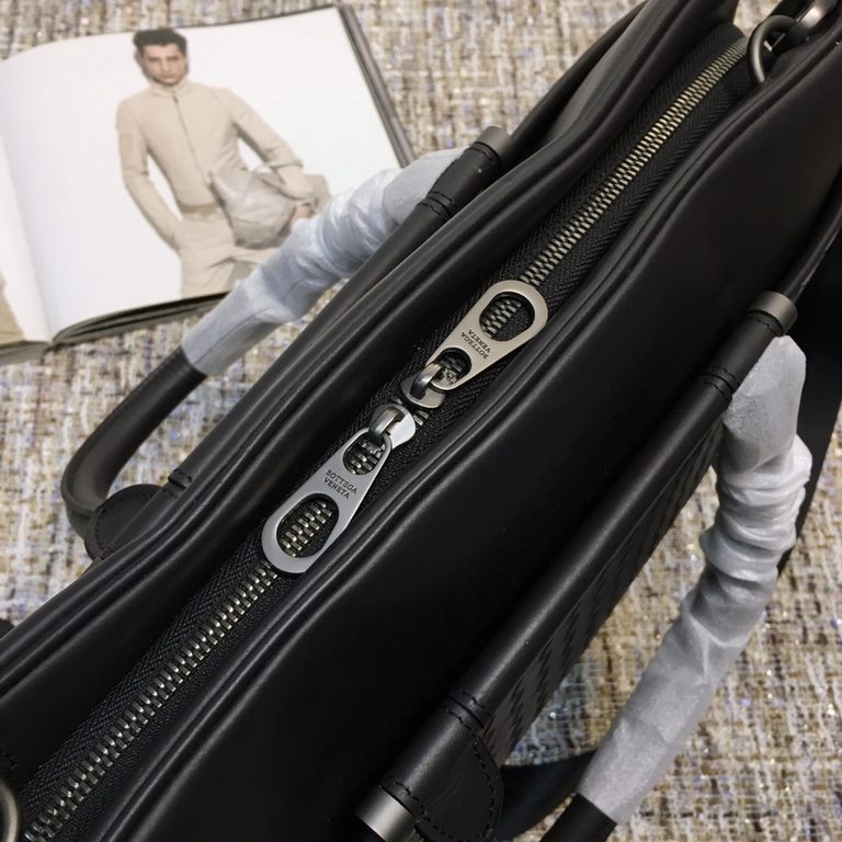 Briefcase computer bag, imported fetal cowhide, front and back width and zipper pockets, classification management is convenient, but also practical    black   size 40729cm