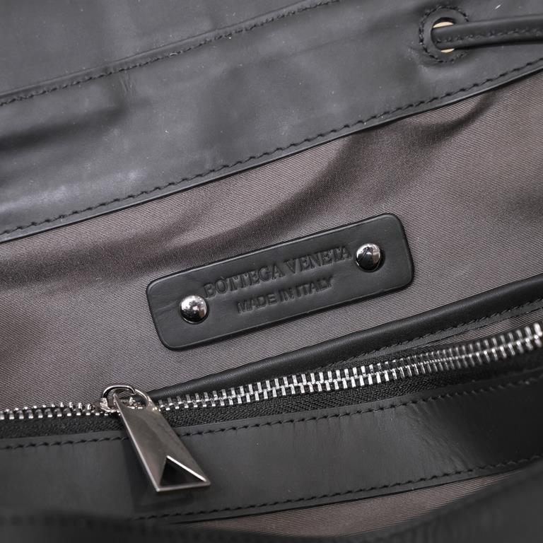 BV-latest men's shoulder bag   original quality official synchronization using the top waxed tire cowhide feel awesome counter original hardware unique design style perfect to the extreme details of exquisite workmanship