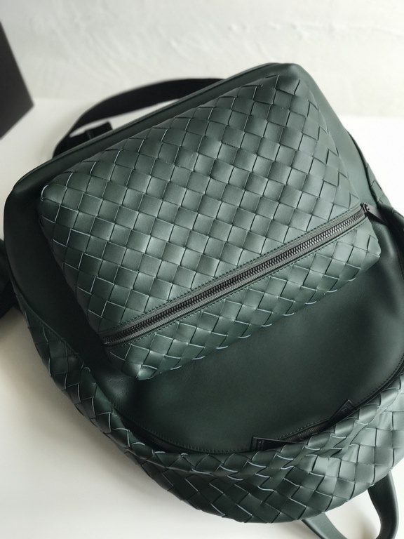 2020 New  Braided Calfskin Backpack 70078                This duffel bag continues the previous iconic weaving process, from the previous 1cm woven leather strips width changed to 1.5cm, so that the weaving elements ampl