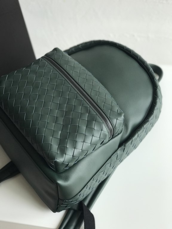 2020 New  Braided Calfskin Backpack 70078                This duffel bag continues the previous iconic weaving process, from the previous 1cm woven leather strips width changed to 1.5cm, so that the weaving elements ampl