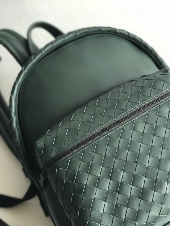 2020 New  Braided Calfskin Backpack 70078                This duffel bag continues the previous iconic weaving process, from the previous 1cm woven leather strips width changed to 1.5cm, so that the weaving elements ampl