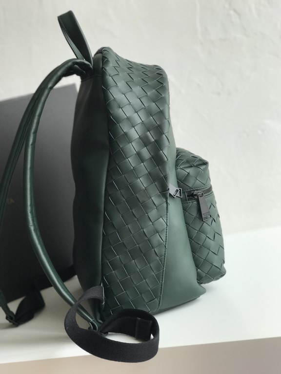 2020 New  Braided Calfskin Backpack 70078                This duffel bag continues the previous iconic weaving process, from the previous 1cm woven leather strips width changed to 1.5cm, so that the weaving elements ampl