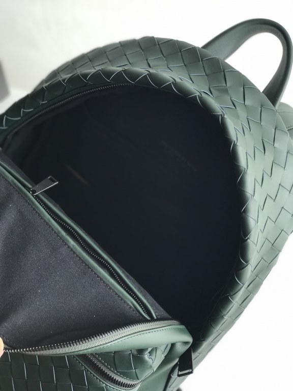 2020 New  Braided Calfskin Backpack 70078                This duffel bag continues the previous iconic weaving process, from the previous 1cm woven leather strips width changed to 1.5cm, so that the weaving elements ampl