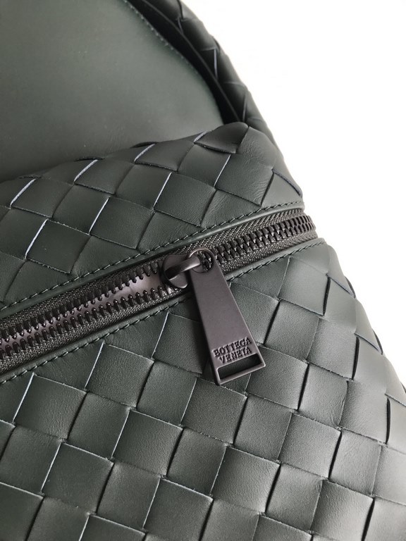 2020 New  Braided Calfskin Backpack 70078                This duffel bag continues the previous iconic weaving process, from the previous 1cm woven leather strips width changed to 1.5cm, so that the weaving elements ampl